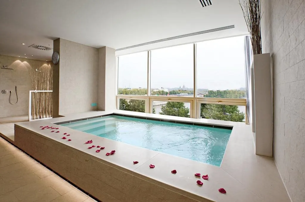 Jacuzzi privé face au canal, The Upper Spa Bruxelles